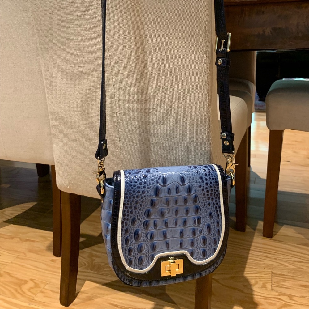 Crossbody crocodile embossed.
